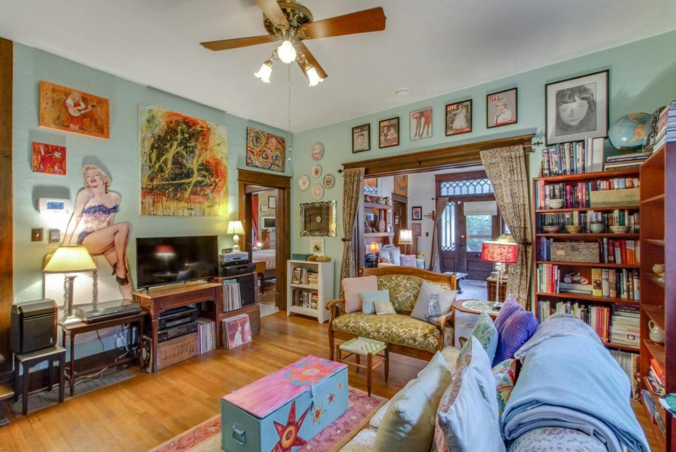 Petite Vintage Charmer Trendy East Holiday home