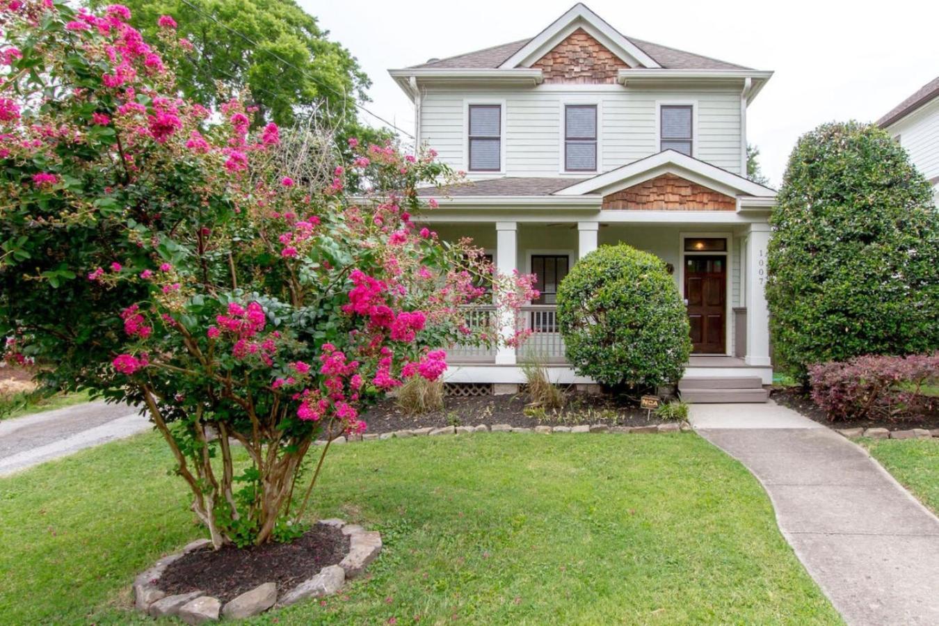Southern Comfort Huge Private Backyard *
