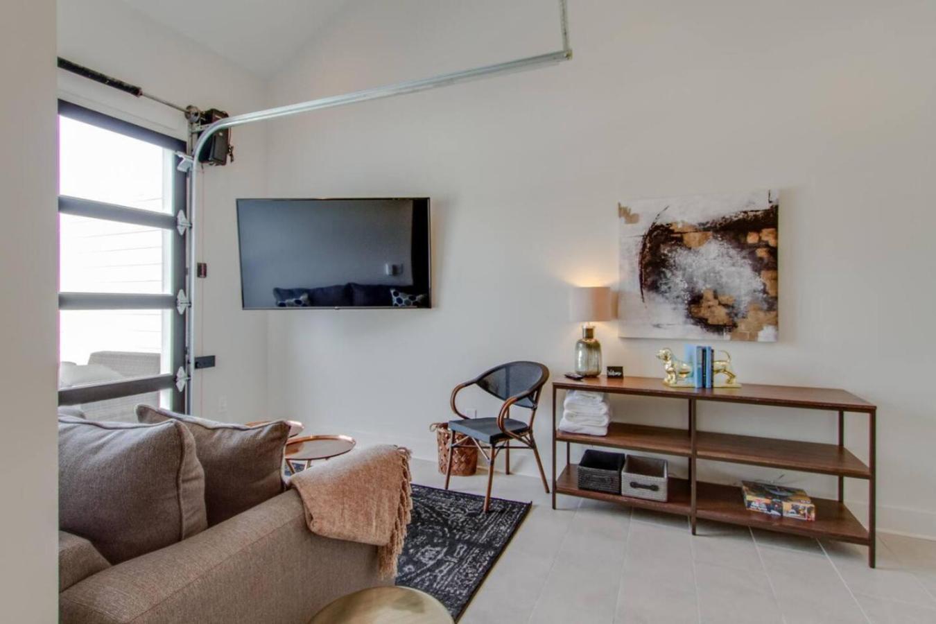 Slick Floor Deck Walk To Gulch And Downtown Holiday home Nashville