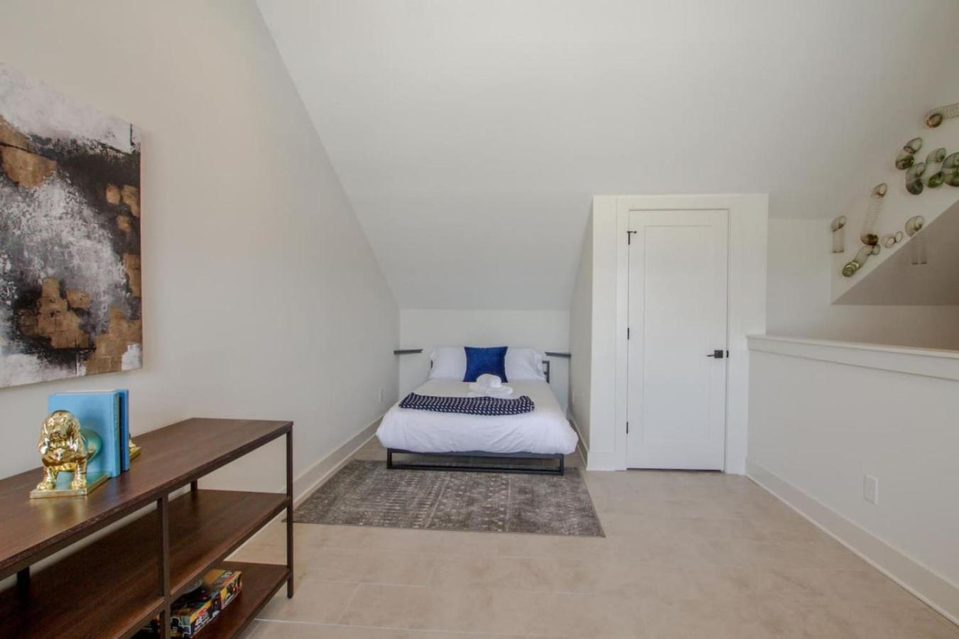 Holiday home Slick Floor Deck Walk To Gulch And Downtown Nashville