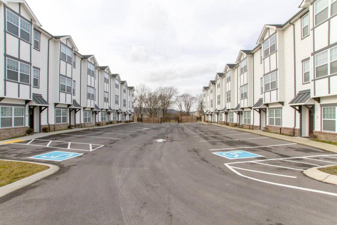 Minutes To Broadway Stunning Townhome