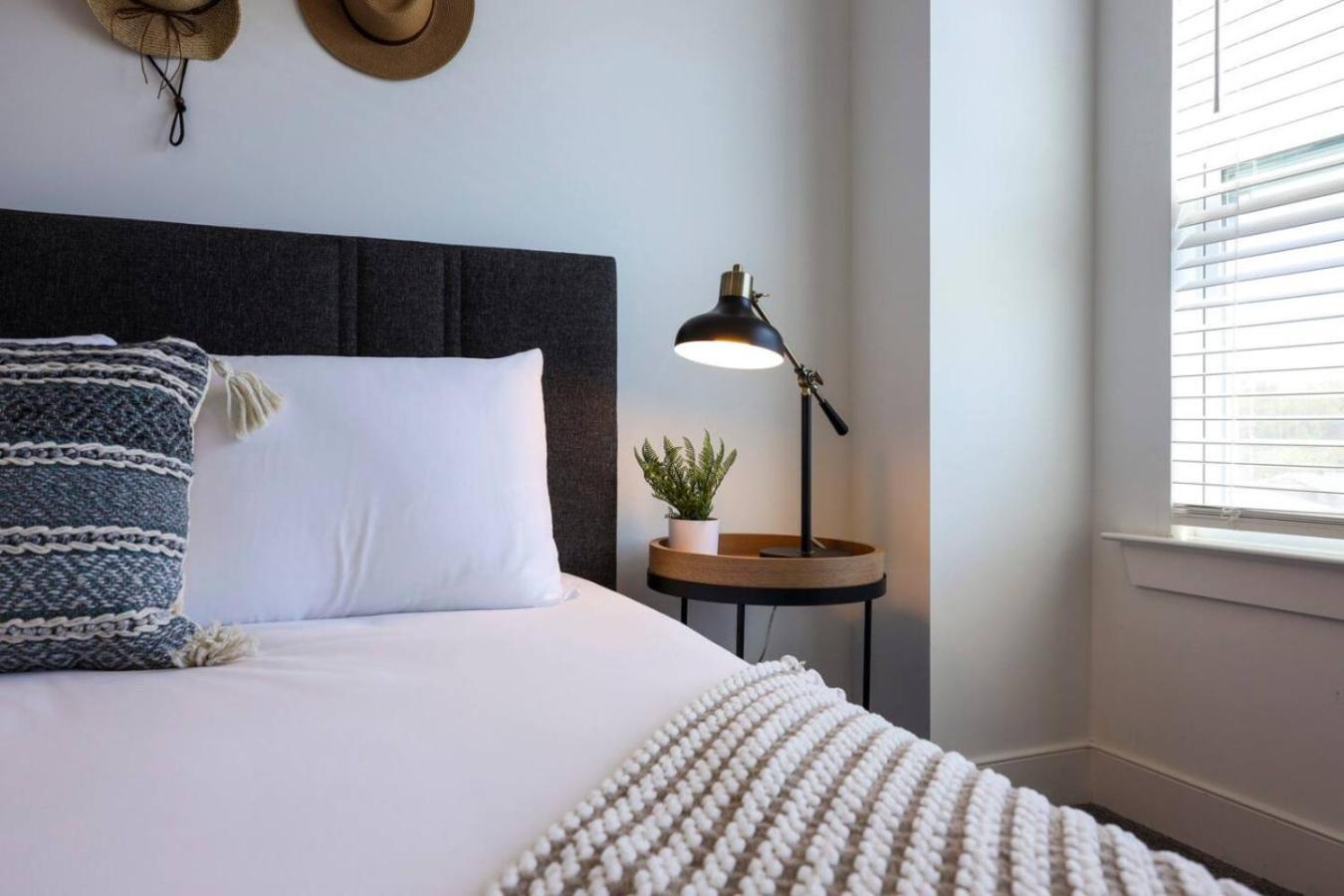 Minutes To Broadway Stunning Townhome Holiday home