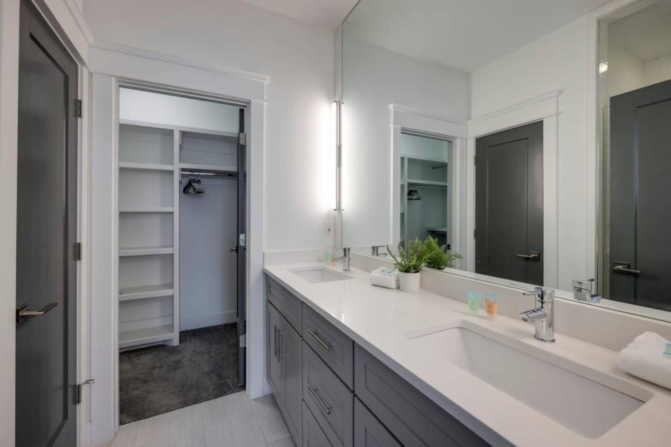 Holiday home Minutes To Broadway Stunning Townhome *