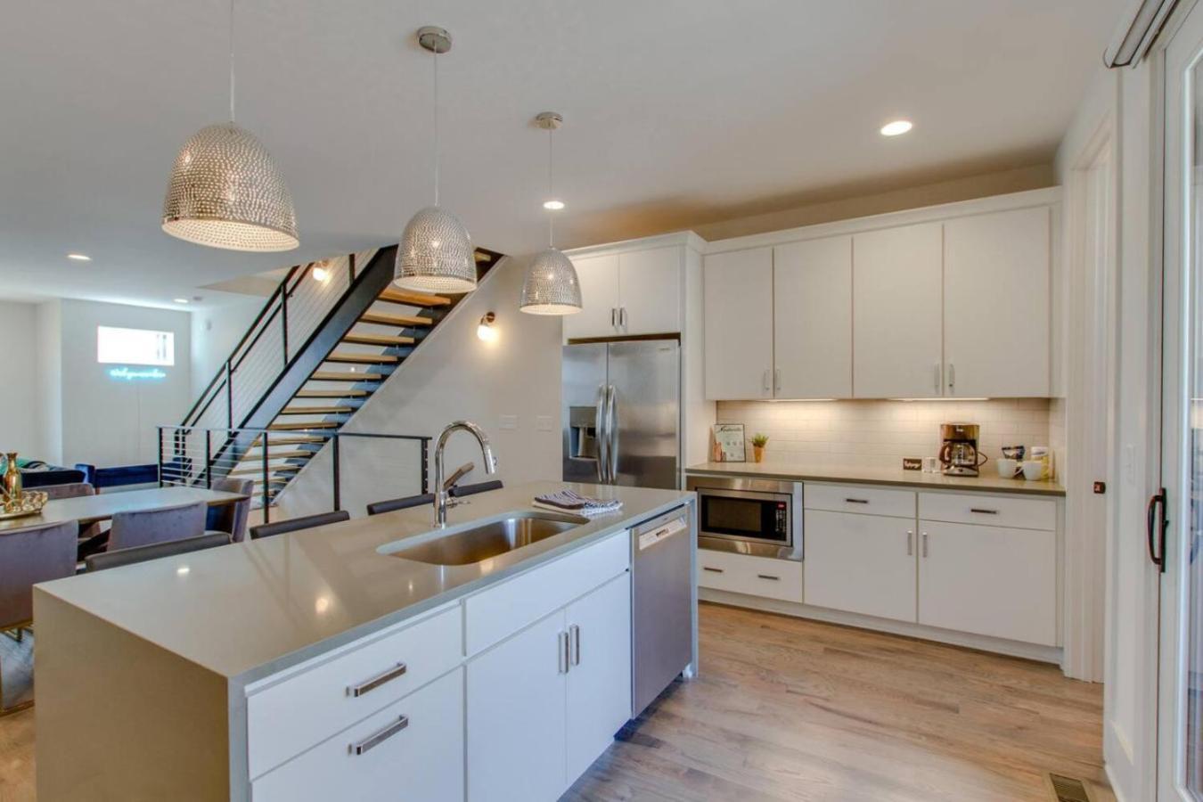 Holiday home Slick Floor Deck Walk To Gulch And Downtown Nashville