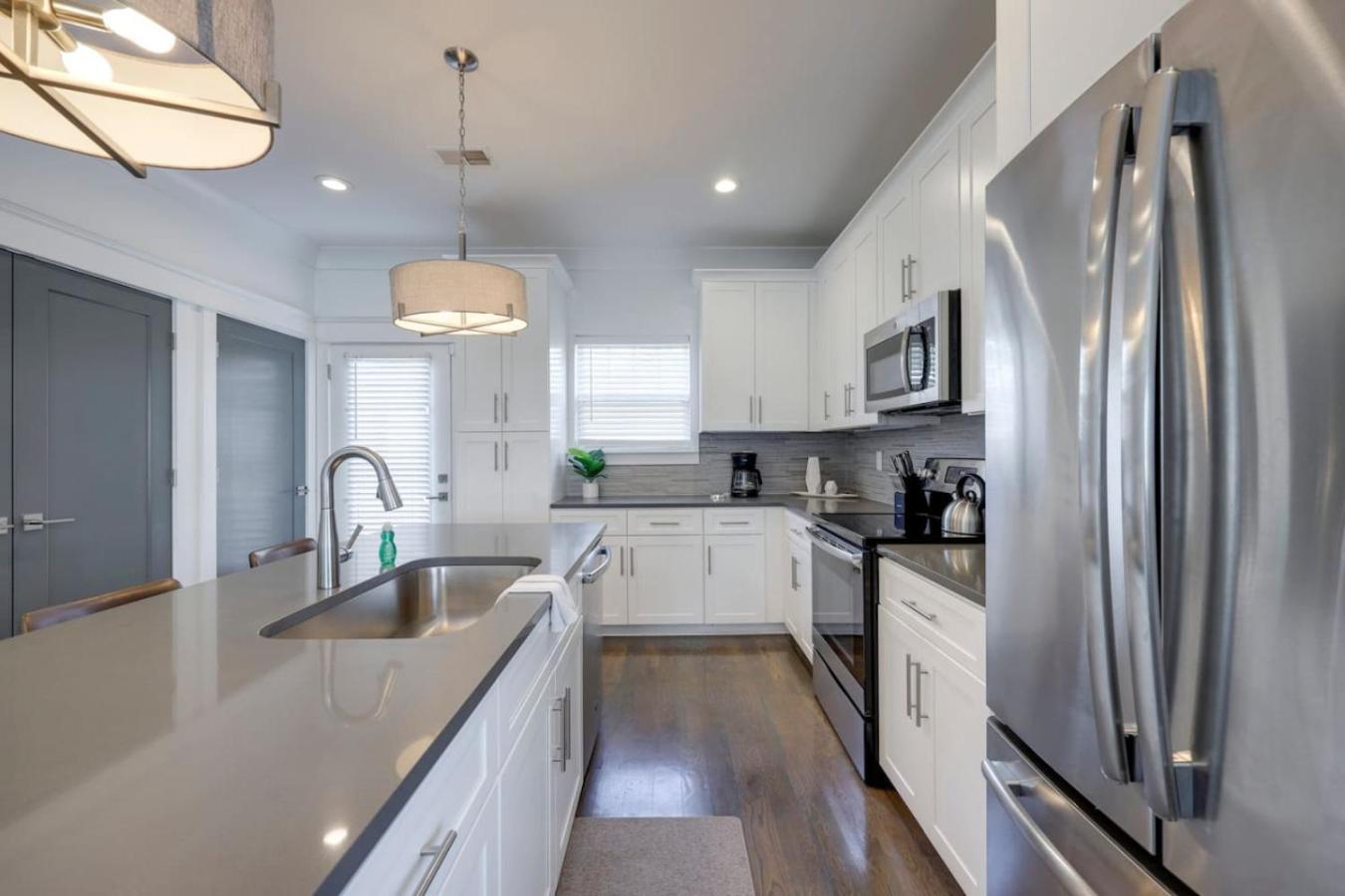 Minutes To Broadway Stunning Townhome *