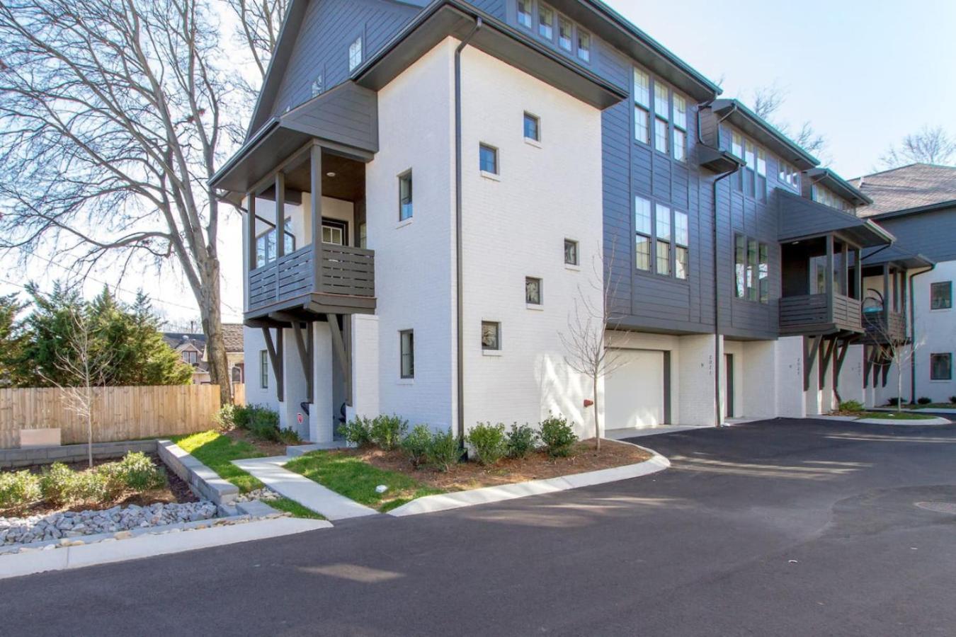 Supreme Luxury Minutes To Downtown Five Full Baths Holiday home