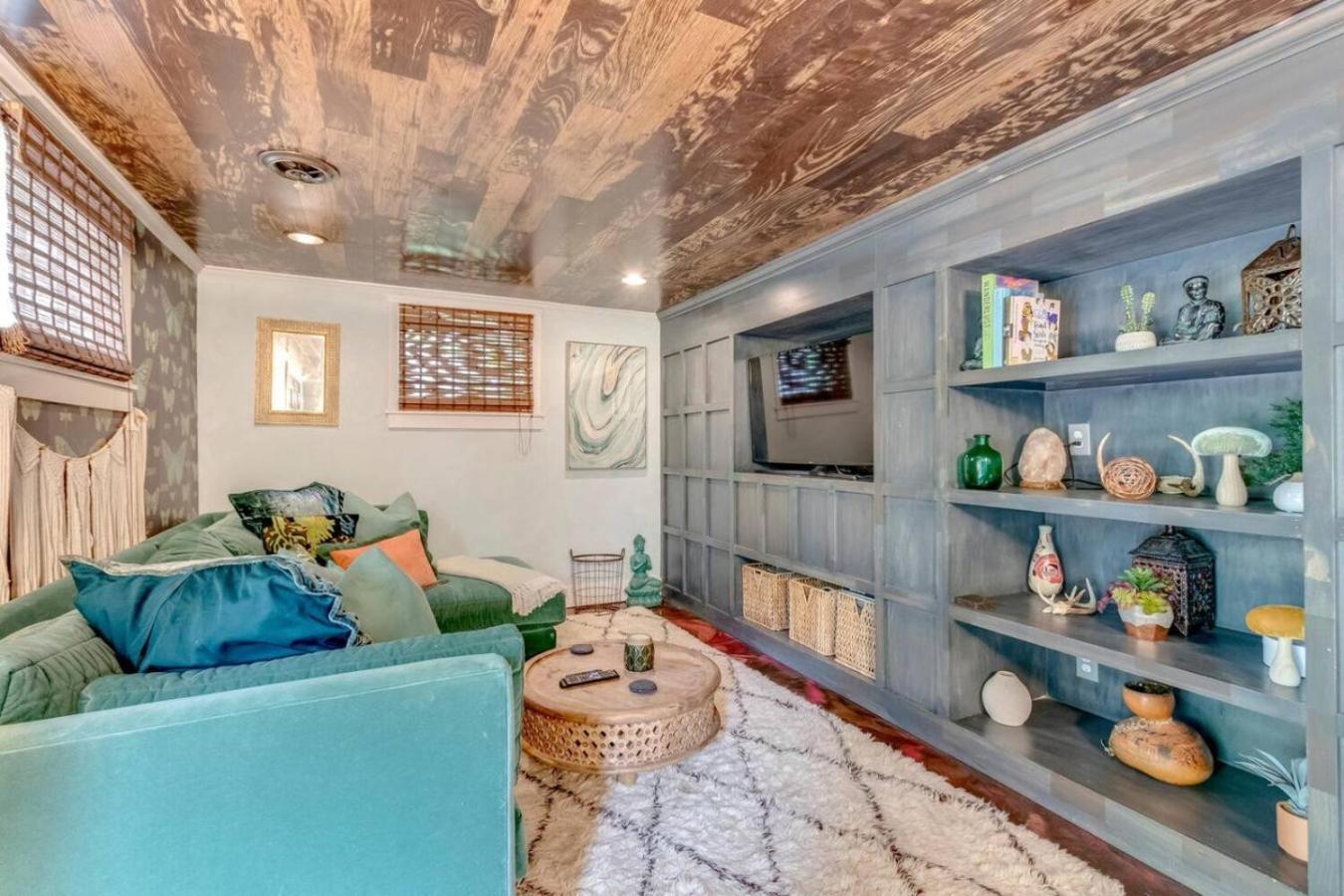 Unique And Stylish East 3 Bedroom 2.5 Bath Holiday home *