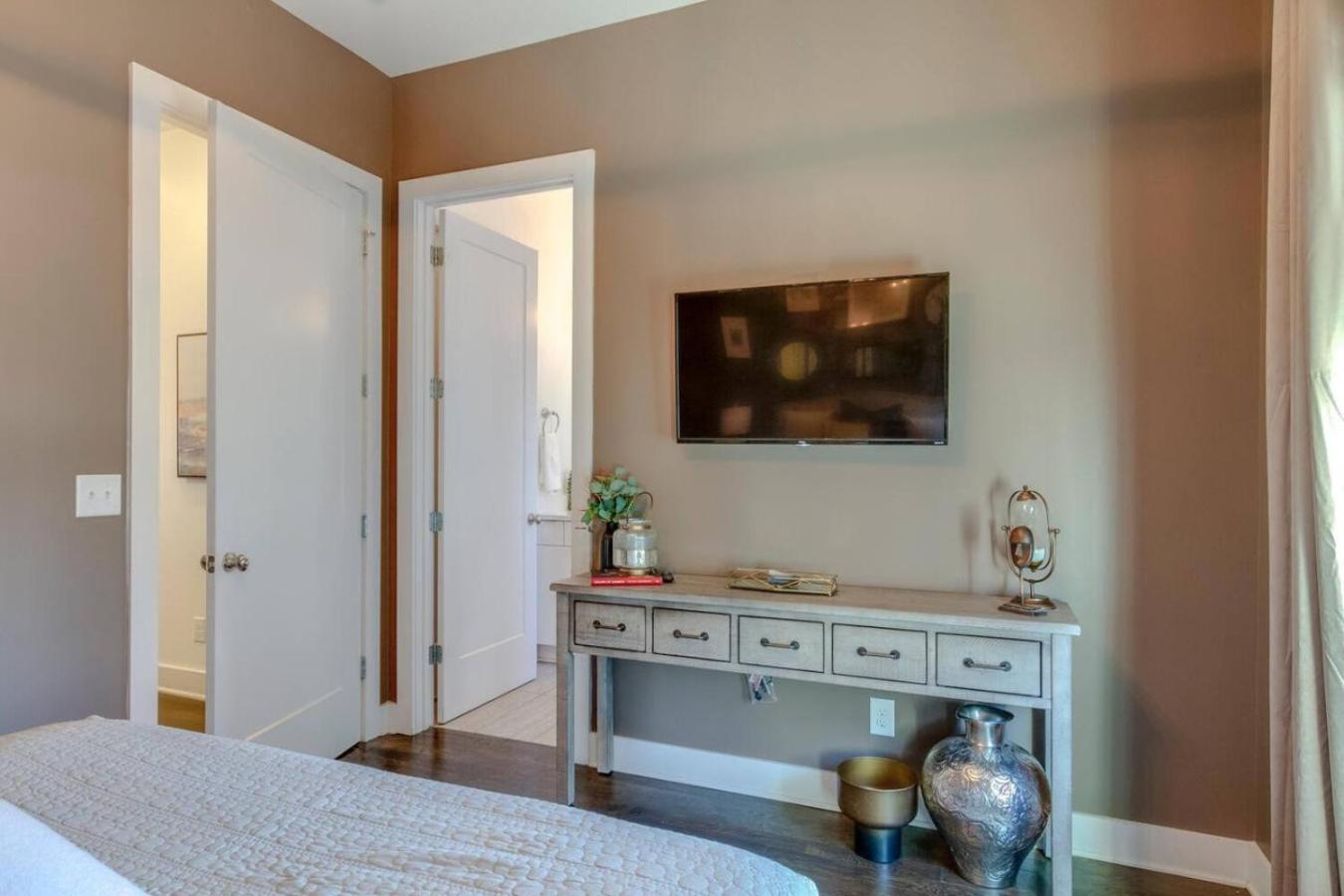 Modern Townhome With Gorgeous Patio Space * Nashville