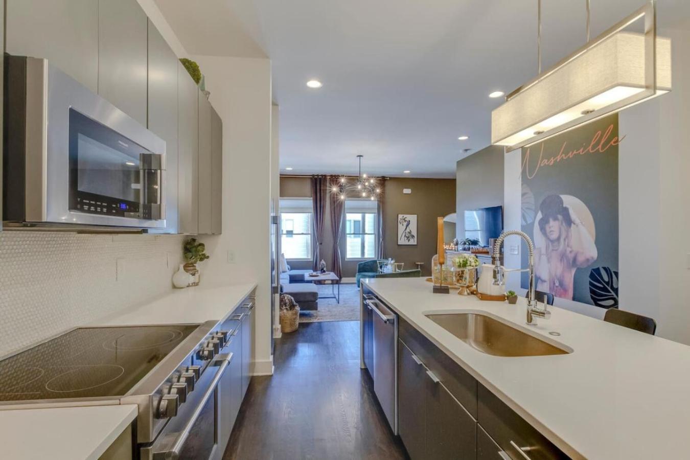 Modern Townhome With Gorgeous Patio Space *