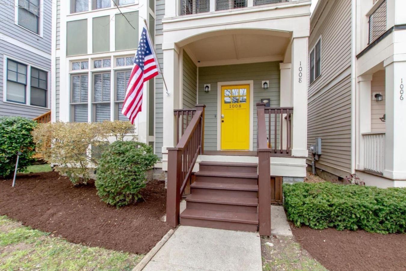 Vibrant Trendy Two Bedroom Near Marathon Village