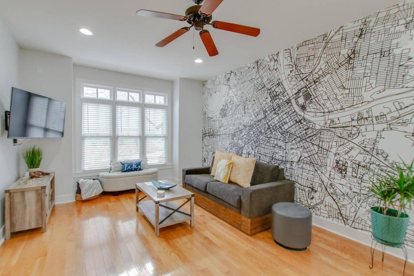 Vibrant Trendy Two Bedroom Near Marathon Village