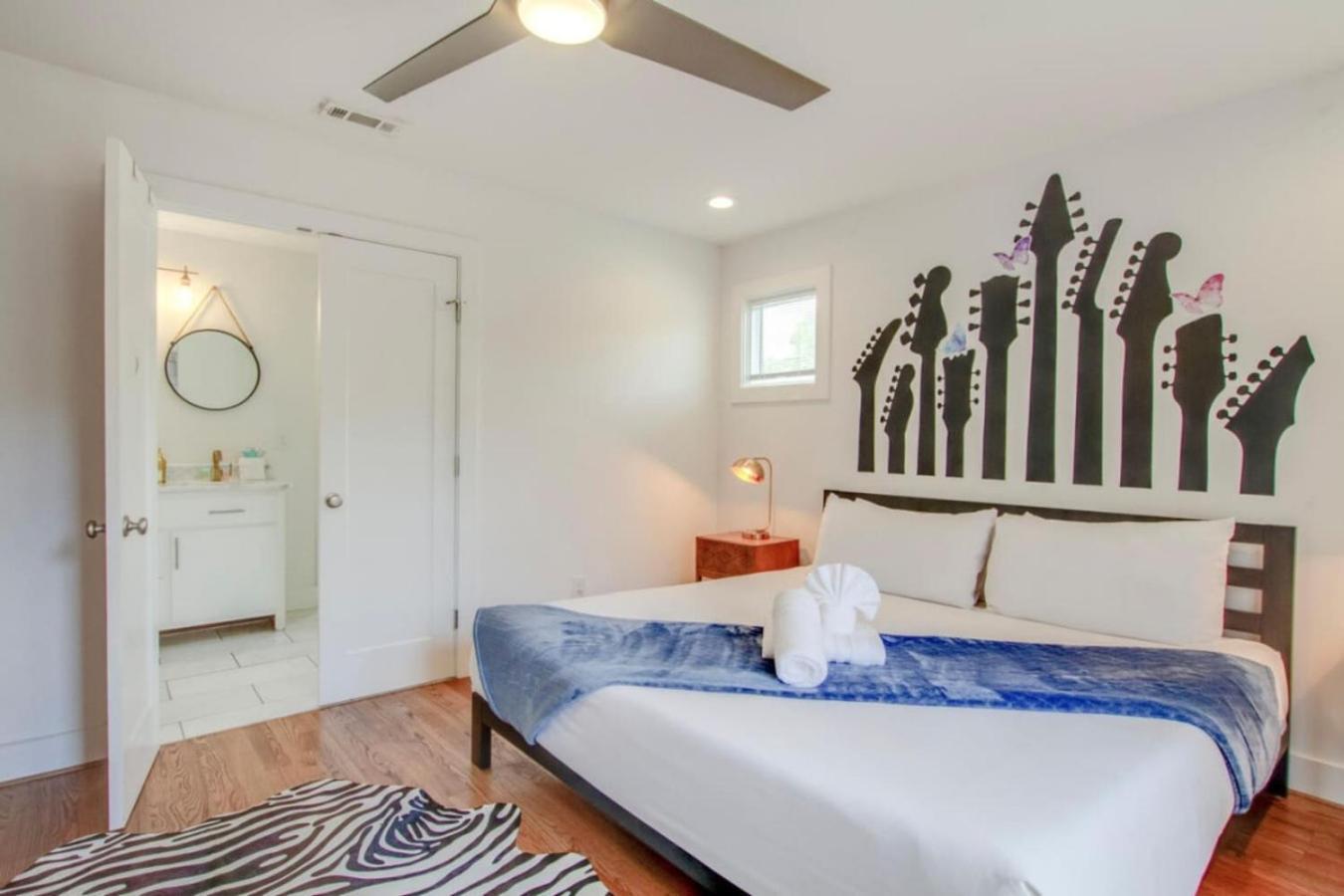 Howdy House New And Trendy With Rooftop Deck