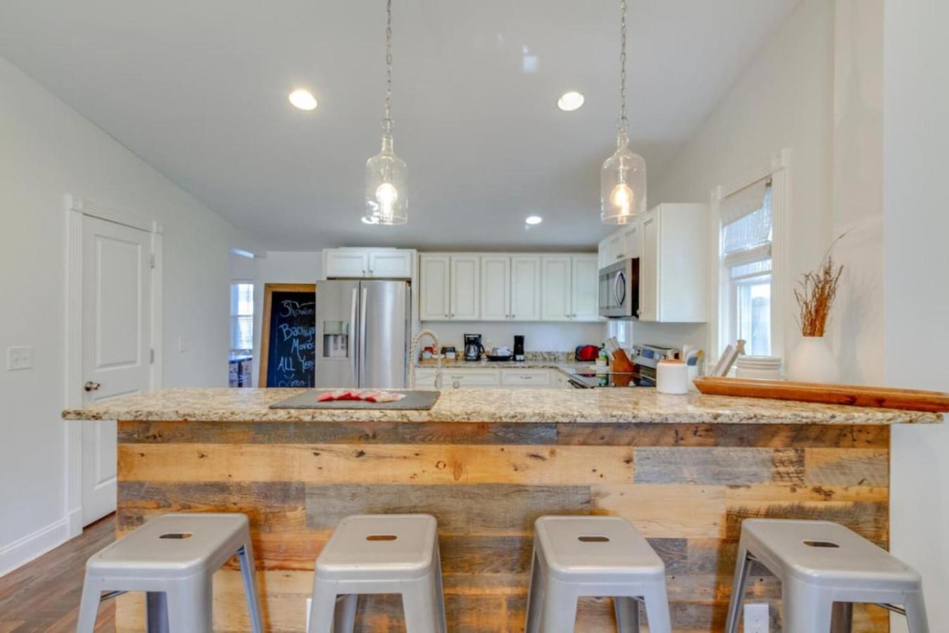 East Nash Enclave Movie Private Yard Holiday home