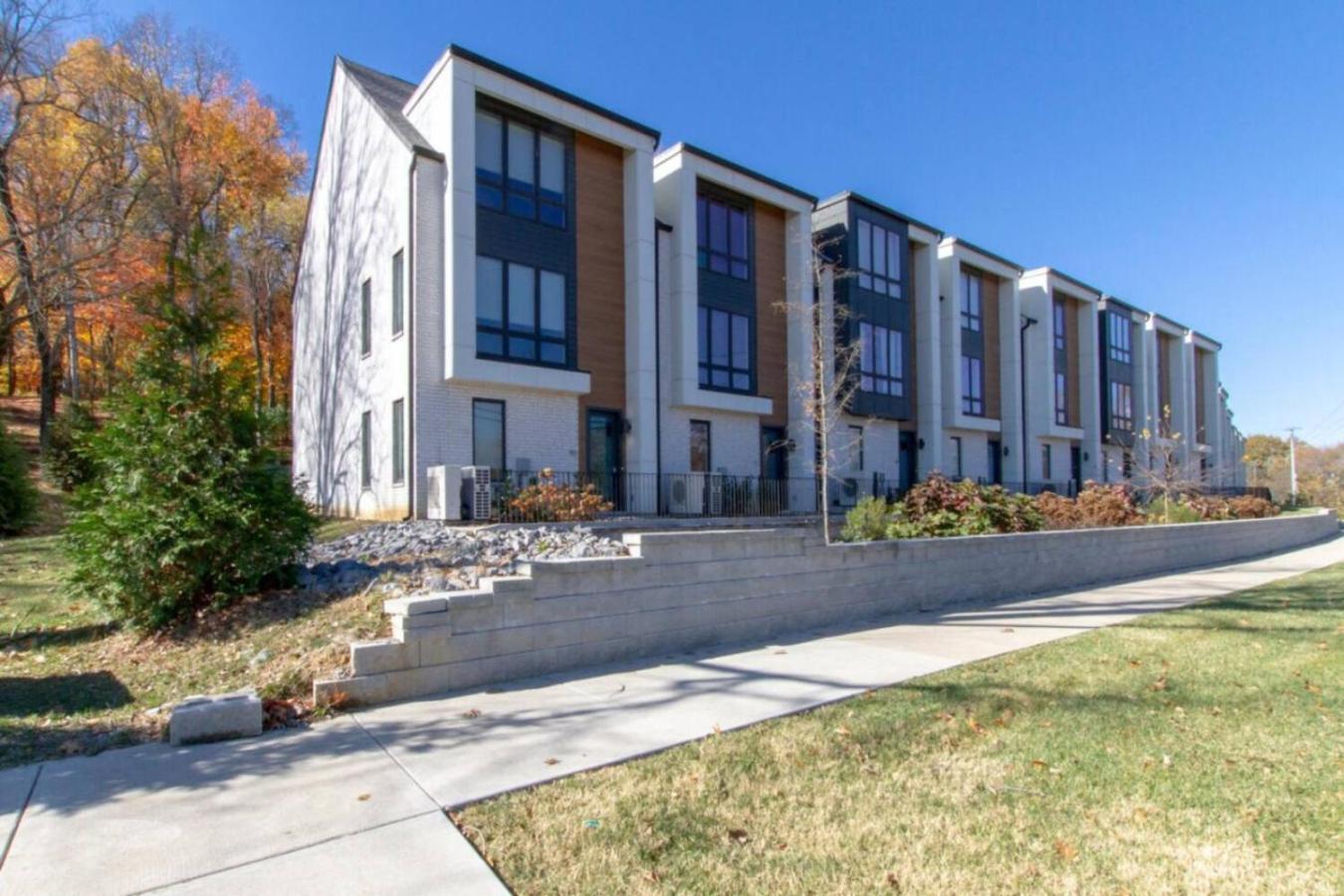 Sleek Large Retreat 9 Beds Modern Kitchen Holiday home