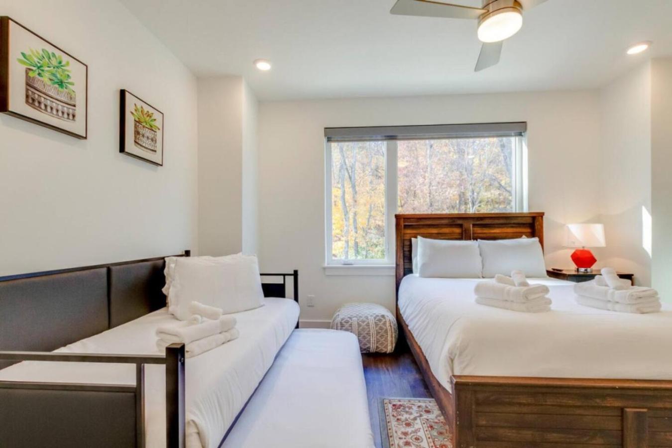 Sleek Large Retreat 9 Beds Modern Kitchen Holiday home