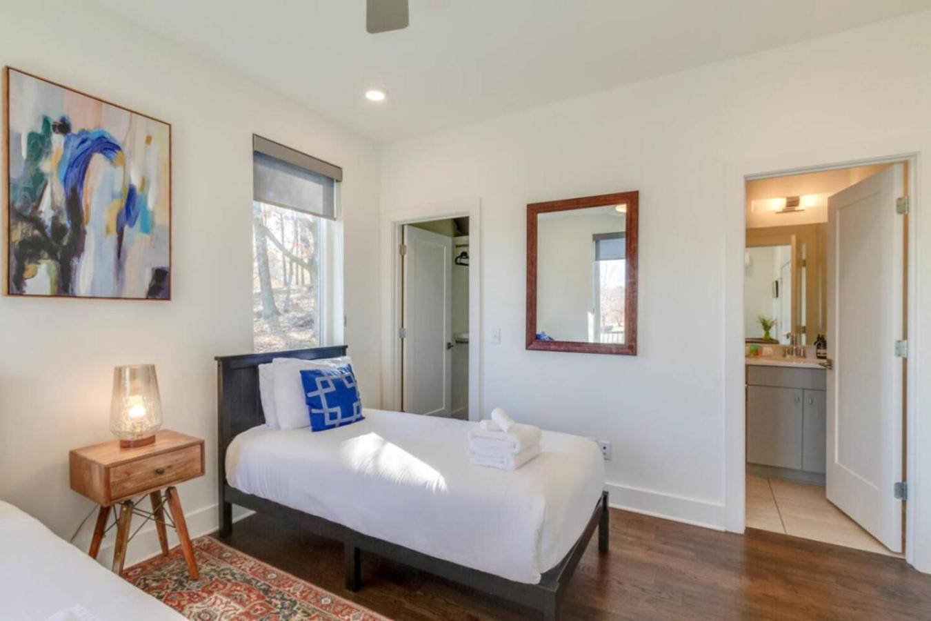 Sleek Large Retreat 9 Beds Modern Kitchen Holiday home Nashville