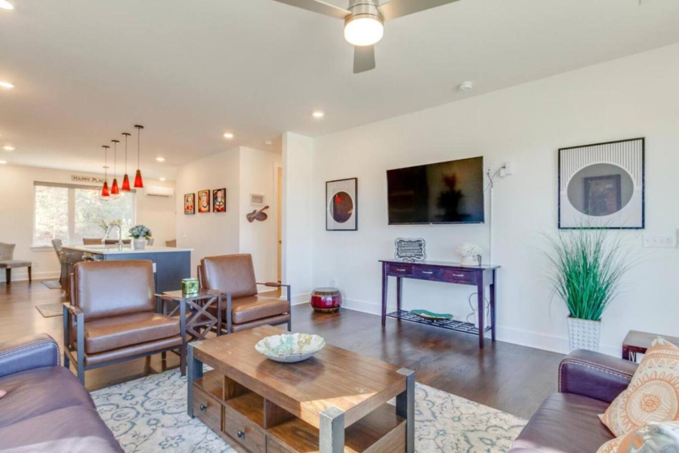 Sleek Large Retreat 9 Beds Modern Kitchen *