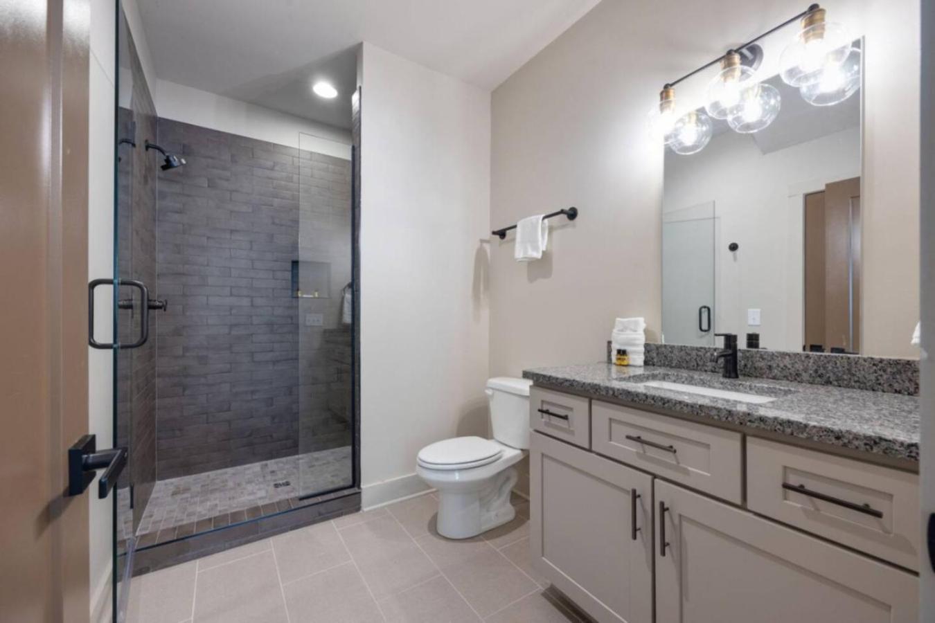 Tennessee Whiskey Townhome 4bd 4.5bth Holiday home *