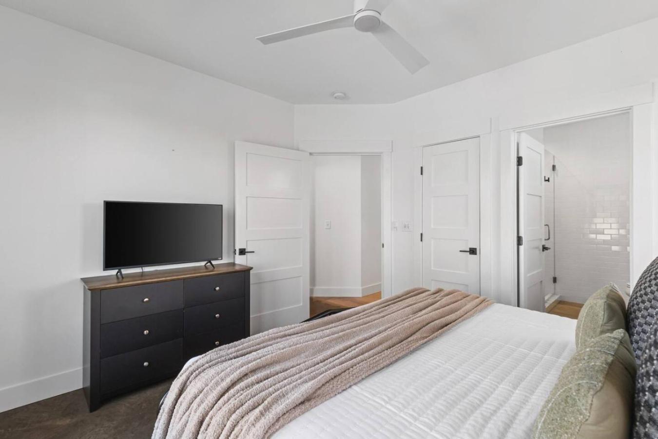 Walk To Restaurants Outdoor Patio With Grill And Fit Pit 1 Mile To Stadium And Downtown
