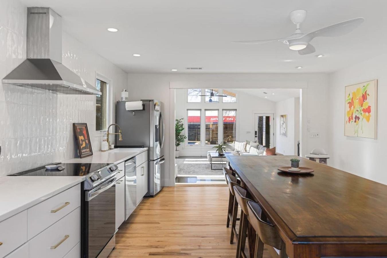Holiday home Walk To Restaurants Outdoor Patio With Grill And Fit Pit 1 Mile To Stadium And Downtown