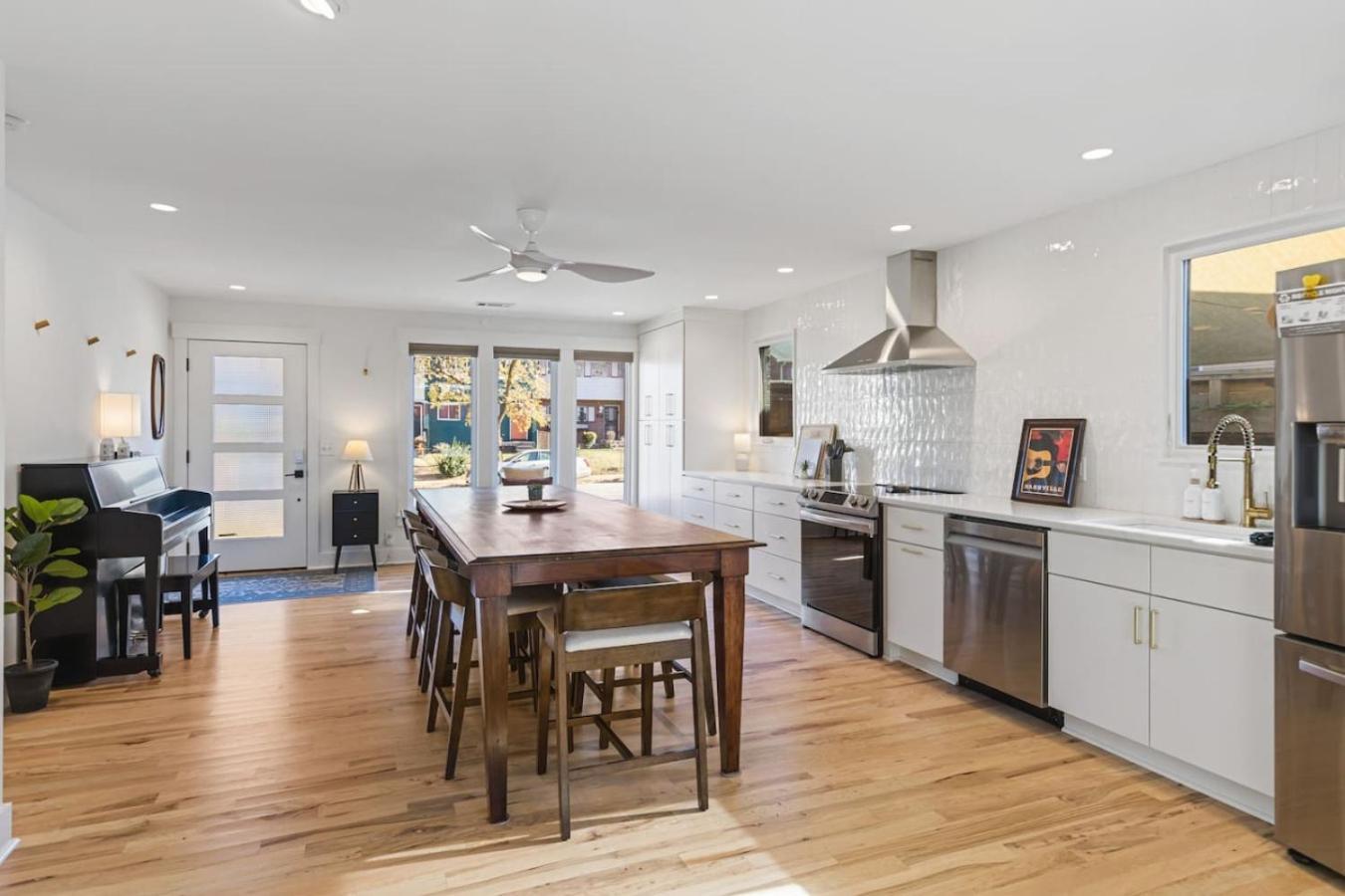 Holiday home Walk To Restaurants Outdoor Patio With Grill And Fit Pit 1 Mile To Stadium And Downtown *