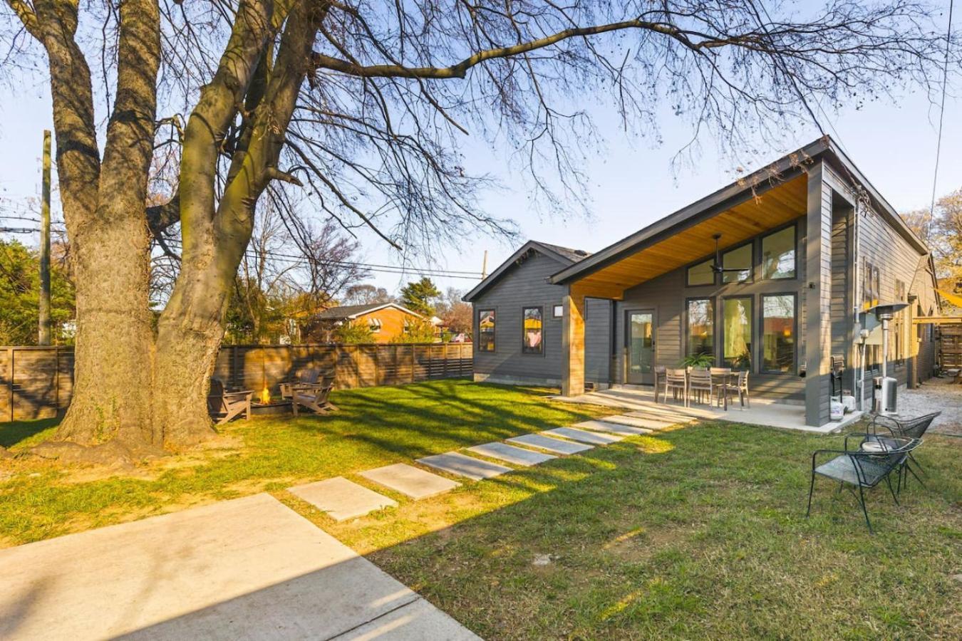 Walk To Restaurants Outdoor Patio With Grill And Fit Pit 1 Mile To Stadium And Downtown