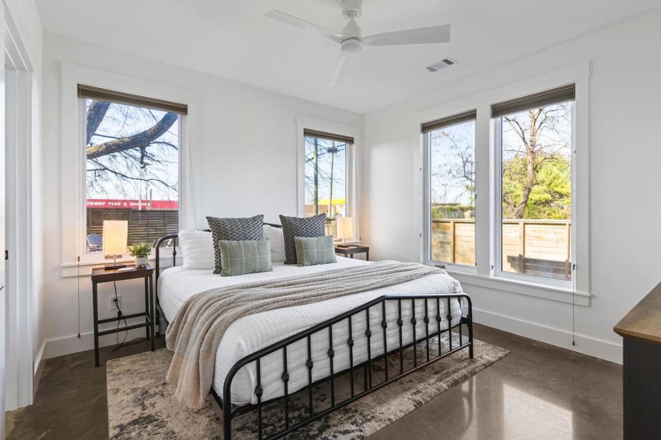 Walk To Restaurants Outdoor Patio With Grill And Fit Pit 1 Mile To Stadium And Downtown Holiday home Nashville