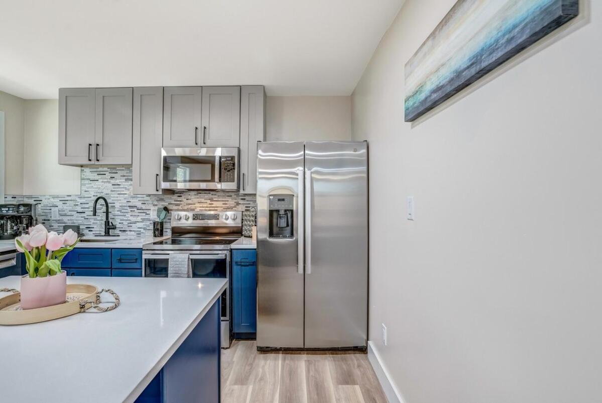 Holiday home 5842 Leslie-charming, Cozy, Private 1bed1bath, Fenced Yard, Sunroom, Deck
