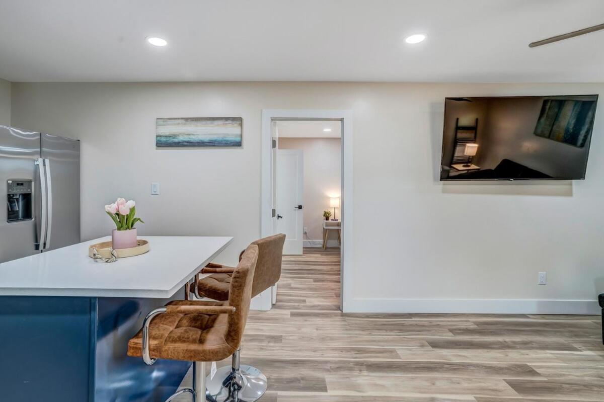 Holiday home 5842 Leslie-charming, Cozy, Private 1bed1bath, Fenced Yard, Sunroom, Deck