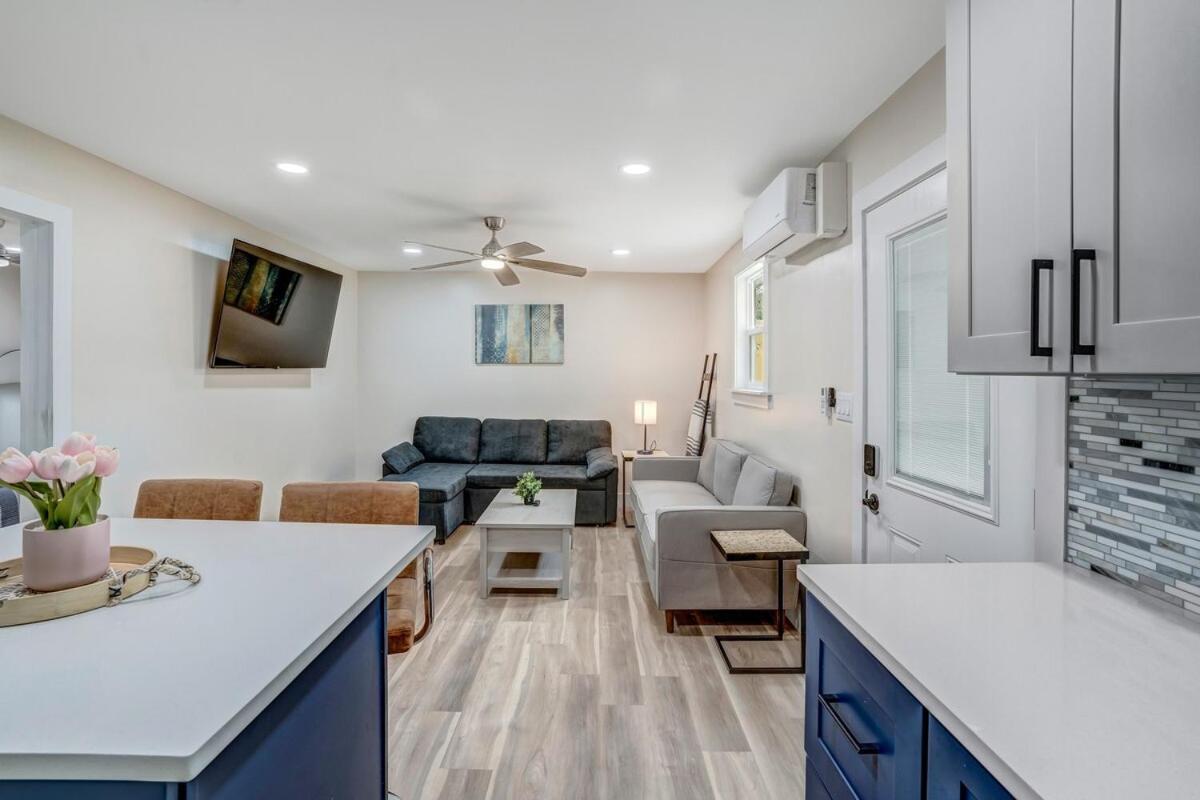 5842 Leslie-charming, Cozy, Private 1bed1bath, Fenced Yard, Sunroom, Deck