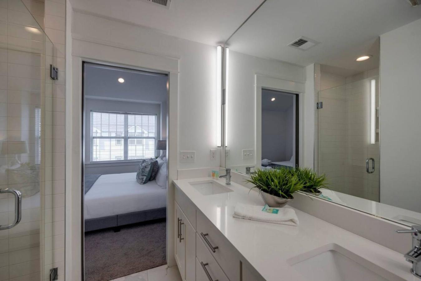 Beautiful Townhomes 2 Units With Outdoor Patios Holiday home *