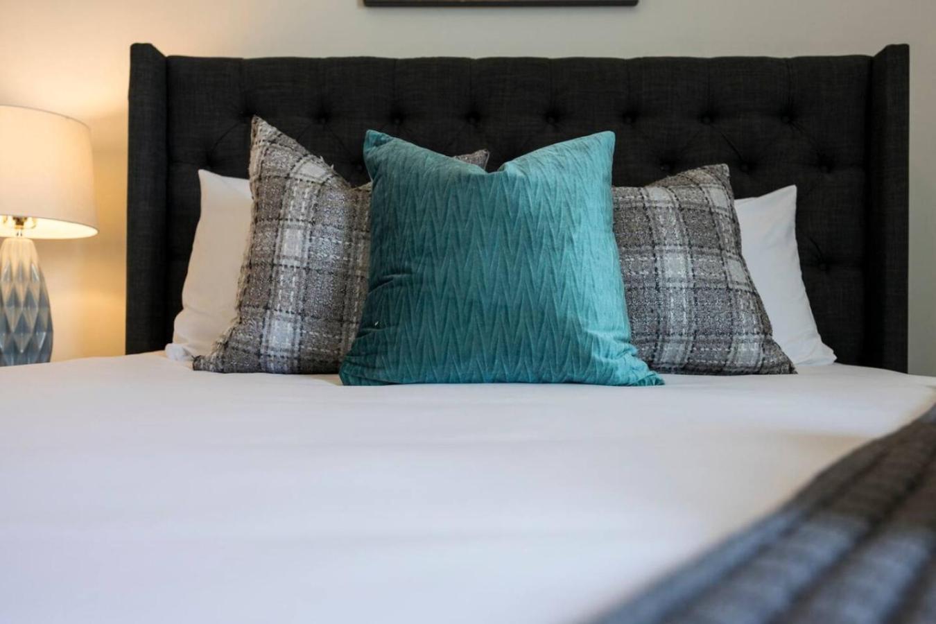 Beautiful Townhomes 2 Units With Outdoor Patios