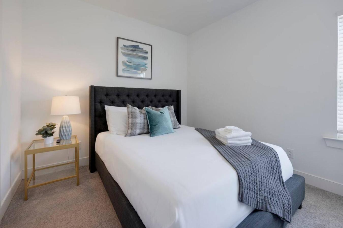 Holiday home Beautiful Townhomes 2 Units With Outdoor Patios