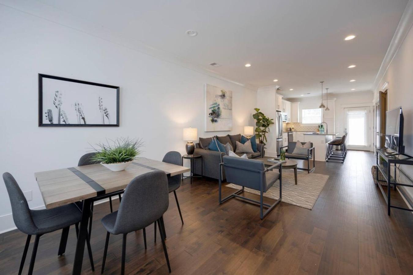 Beautiful Townhomes 2 Units With Outdoor Patios Holiday home