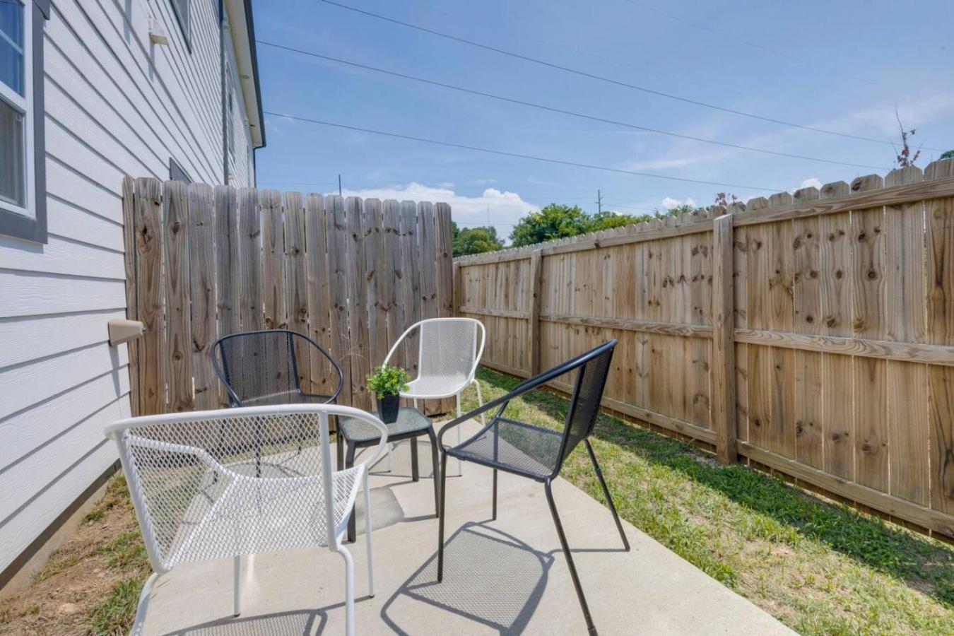 Beautiful Townhomes 2 Units With Outdoor Patios Holiday home *