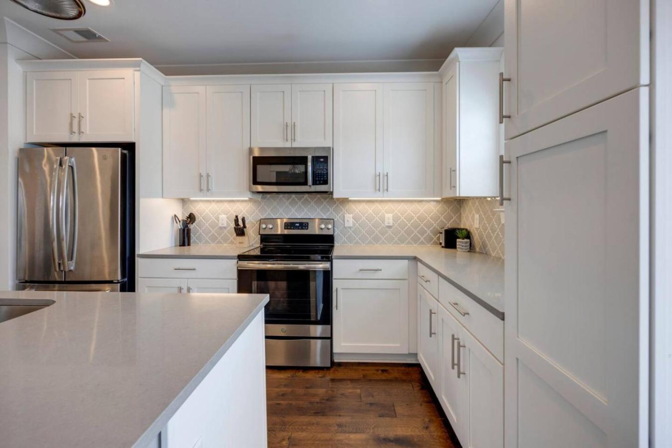 Beautiful Townhomes 2 Units With Outdoor Patios *