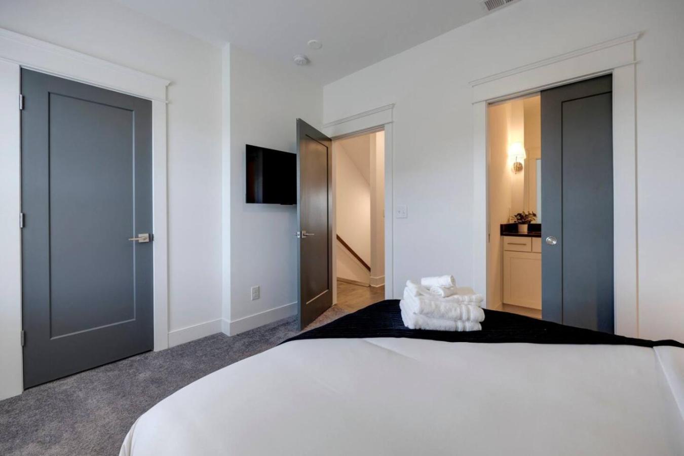 Beautiful Townhomes 2 Units With Outdoor Patios Holiday home