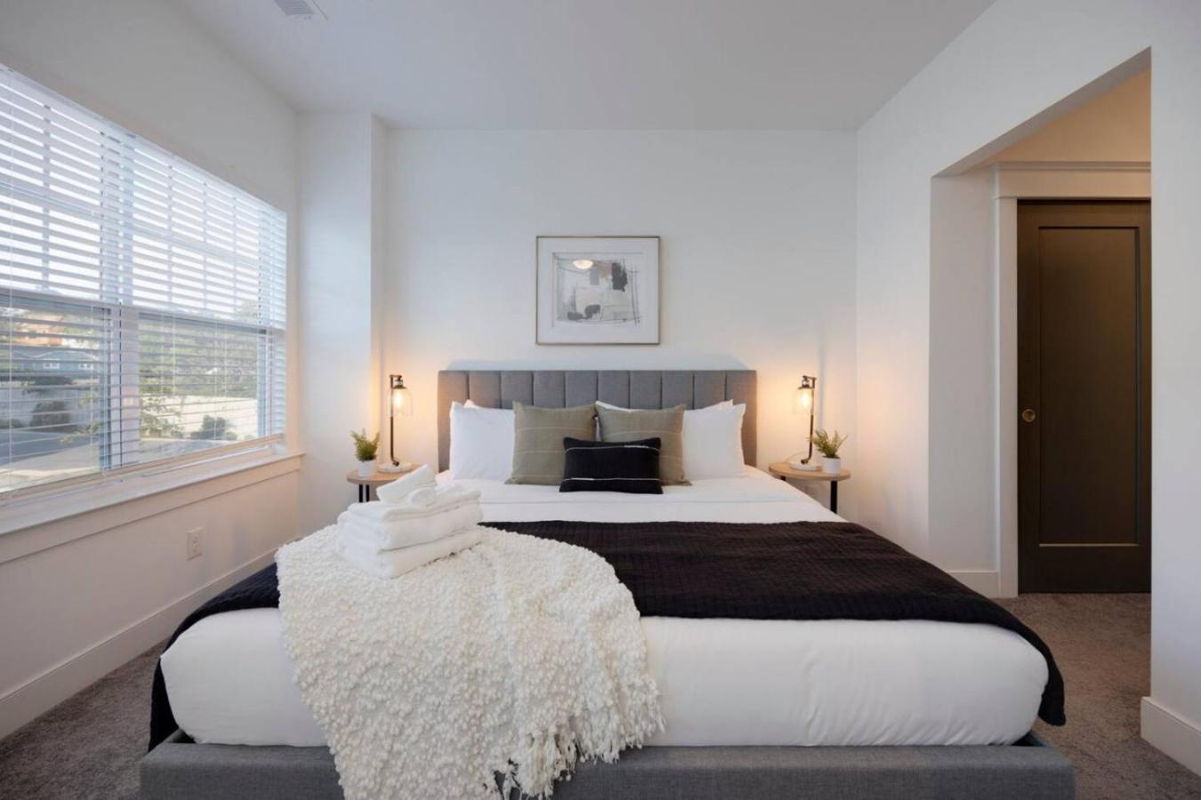 Beautiful Townhomes 2 Units With Outdoor Patios