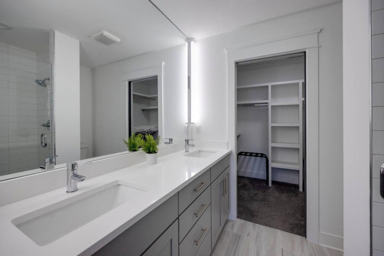 Holiday home Beautiful Townhomes 2 Units With Outdoor Patios *