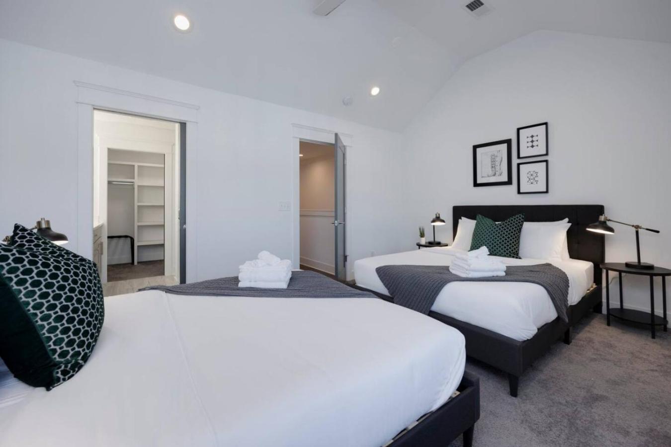 Beautiful Townhomes 2 Units With Outdoor Patios *