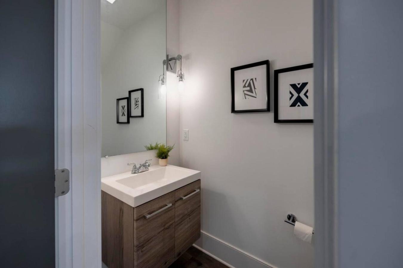 Beautiful Townhomes 2 Units With Outdoor Patios * Nashville