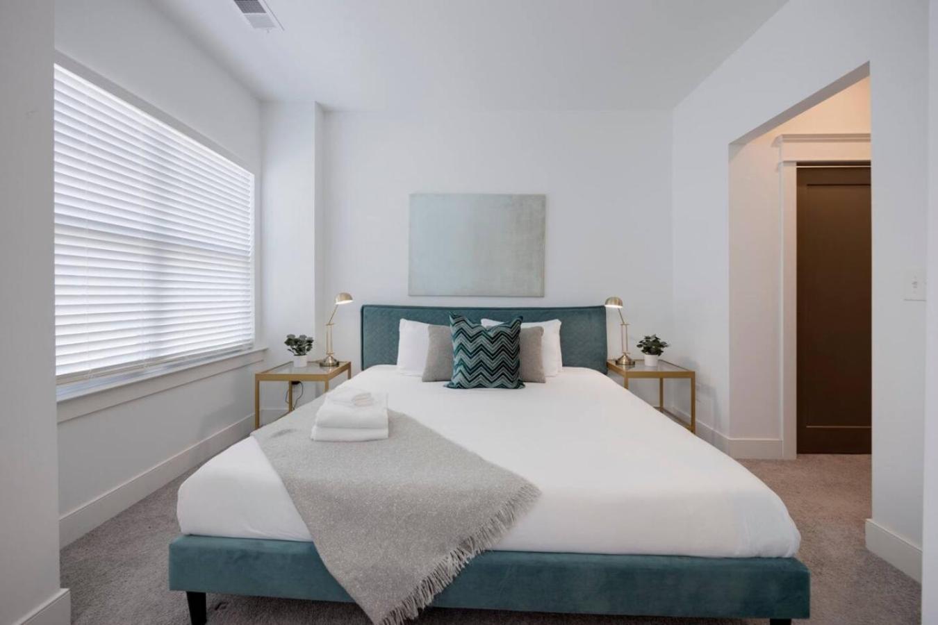 Beautiful Townhomes 2 Units With Outdoor Patios