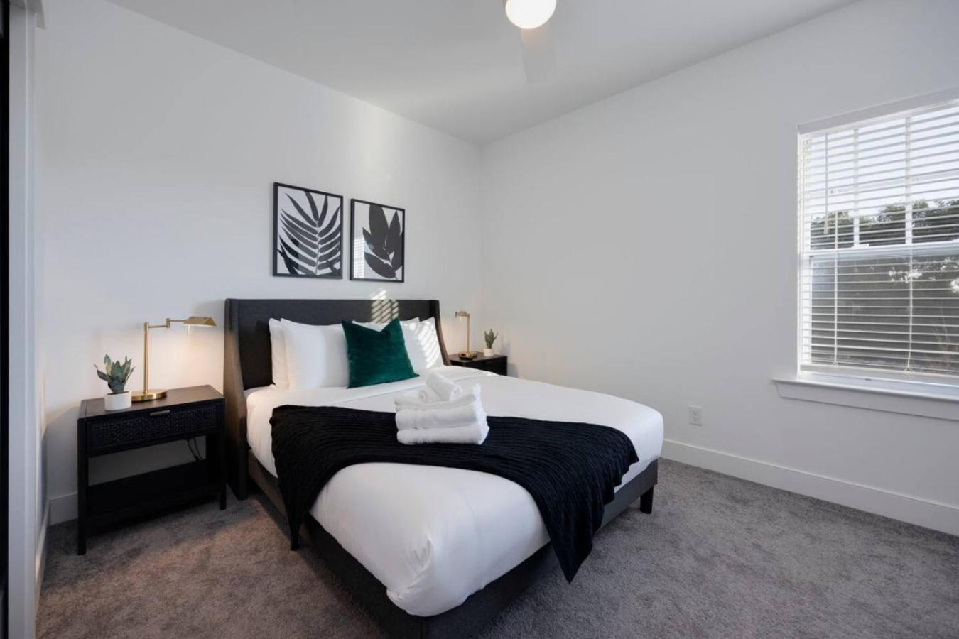 Holiday home Beautiful Townhomes 2 Units With Outdoor Patios *