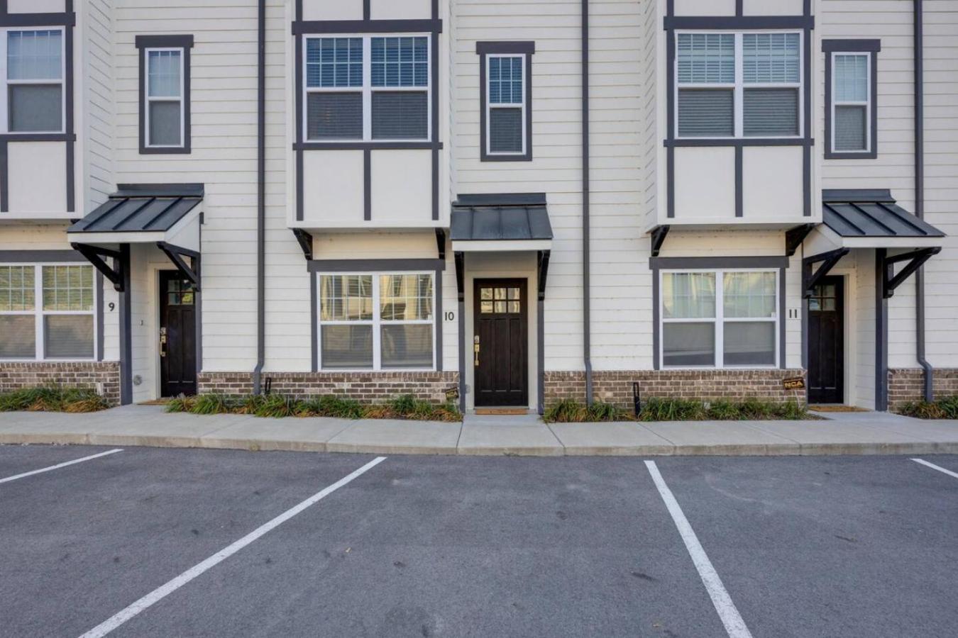 Beautiful Townhomes 2 Units With Outdoor Patios *