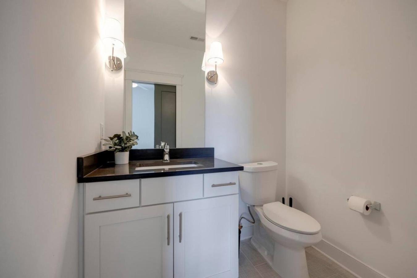 Beautiful Townhomes 2 Units With Outdoor Patios