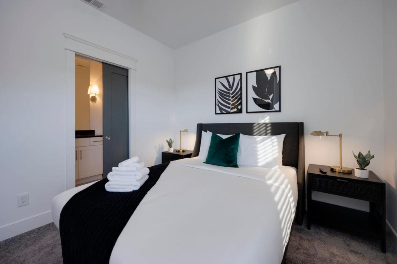 Beautiful Townhomes 2 Units With Outdoor Patios Holiday home