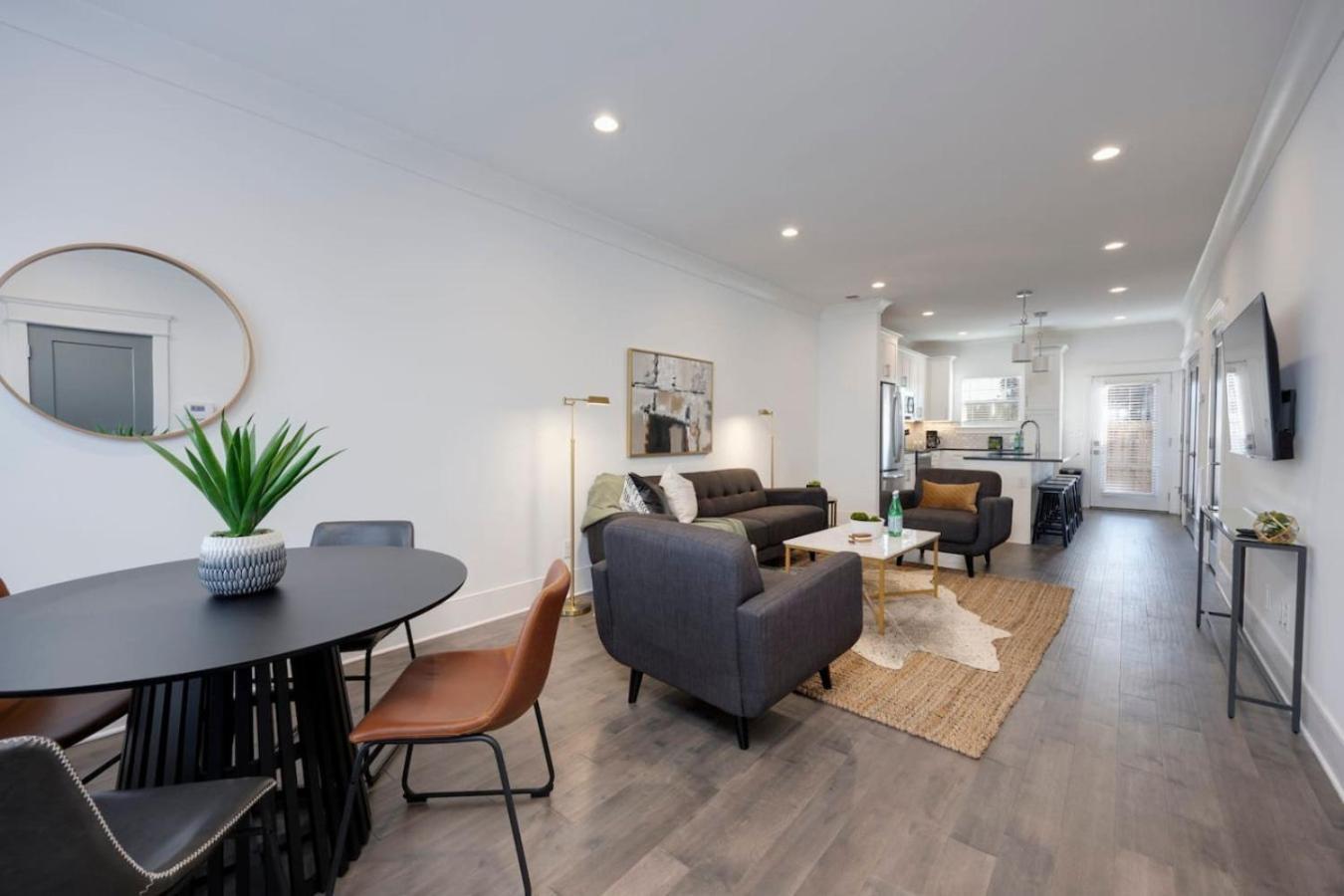 Beautiful Townhomes 2 Units With Outdoor Patios *