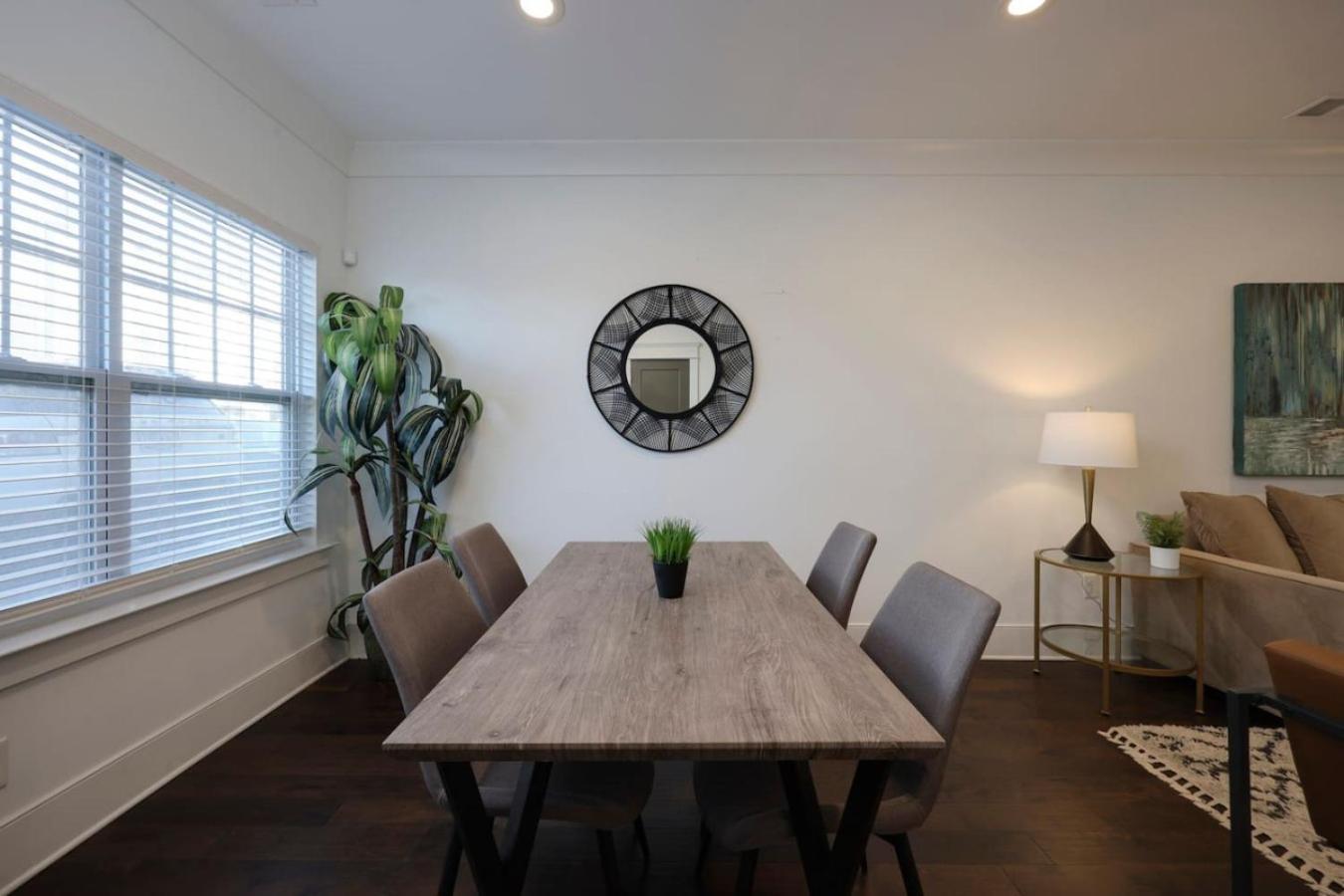 Minutes To Broadway Alluring Gated Townhome *