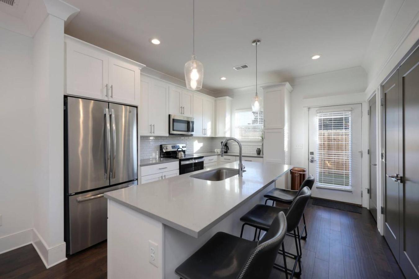 Minutes To Broadway Alluring Gated Townhome Holiday home *