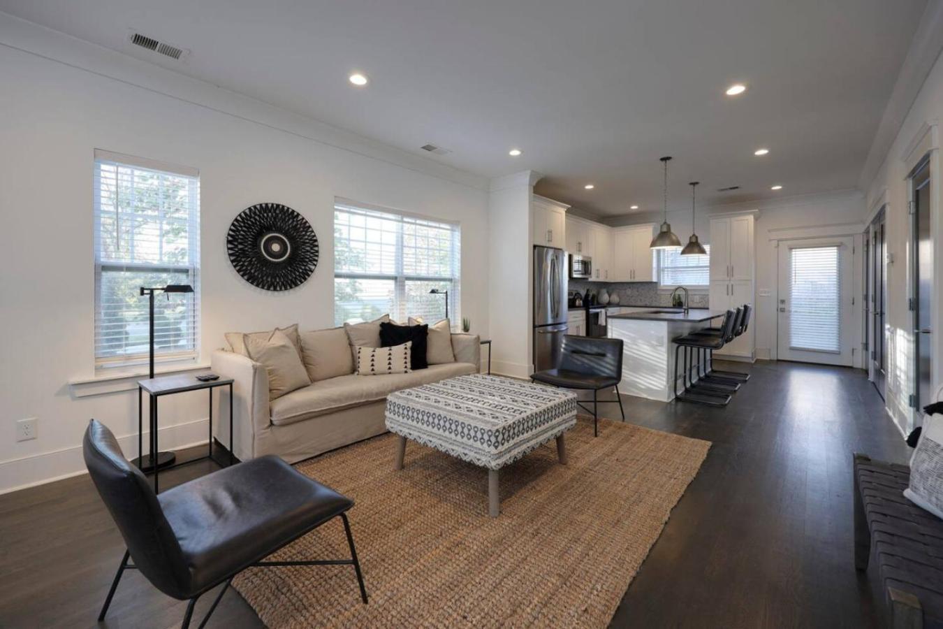 Two Spectacular Homes For Twenty Guests With Outdoor Patio Holiday home Nashville